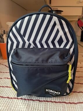 Igloo 6 Can Backpack Lunch Bag Cooler Water Bottle Pocket Blue White Trellis